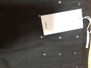 Falda Mango negra con tachuelas