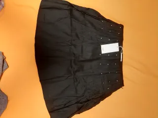 Falda Mango negra con tachuelas