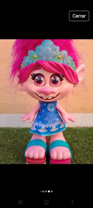 Muñeca Poppy Trolls con Corona y Vestido Azul
