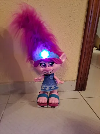 Muñeca Poppy Trolls con Corona y Vestido Azul