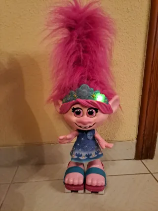 Muñeca Poppy Trolls con Corona y Vestido Azul