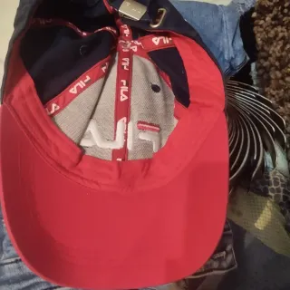 Boné Fila Azul e Vermelho