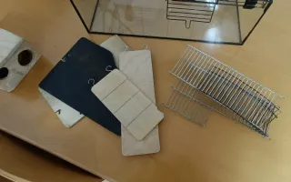 Jaula para roedores con múltiples accesorios