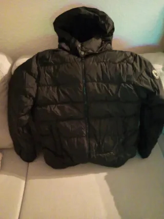 Abrigo de plumas con capucha buena marca