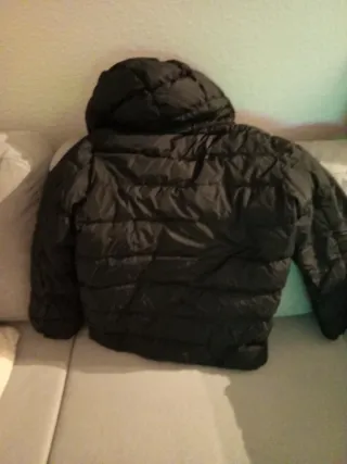 Abrigo de plumas con capucha buena marca