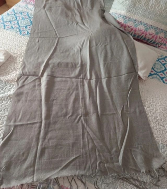 Pasmina gris con flecos