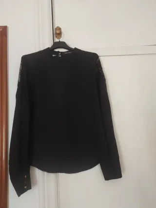 Camisa negra con encaje