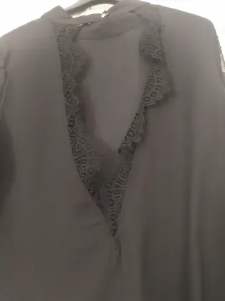 Camisa negra con encaje