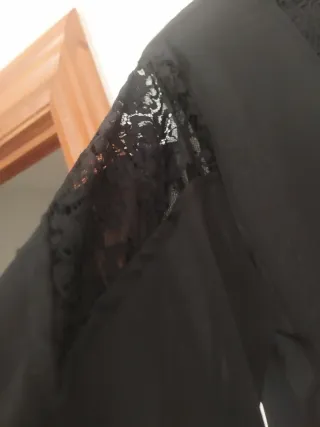 Camisa negra con encaje