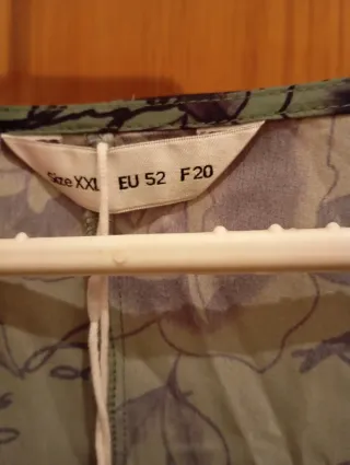 Vestido verde con mariposas y rosas