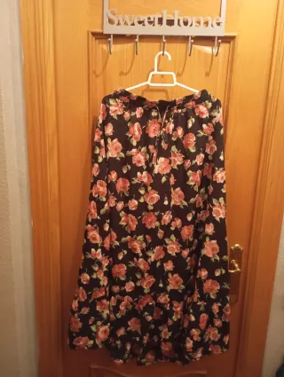 Falda larga floral negra y rosa