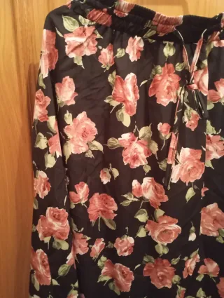 Falda larga floral negra y rosa