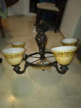 Lámparas de techo salón beige y dorada