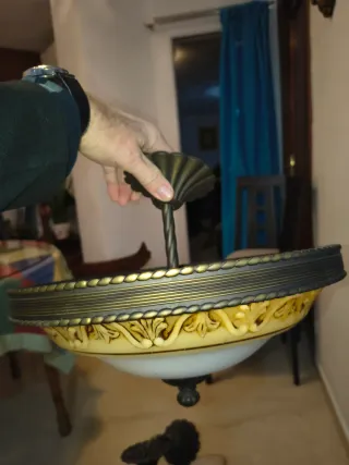 Lámparas de techo salón beige y dorada