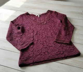 Camiseta burdeos con encaje