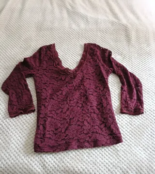 Camiseta burdeos con encaje