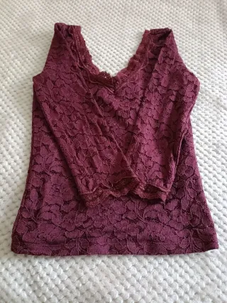 Camiseta burdeos con encaje