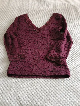 Camiseta burdeos con encaje