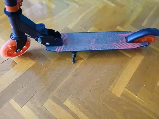 Patinete infantil con freno y luces