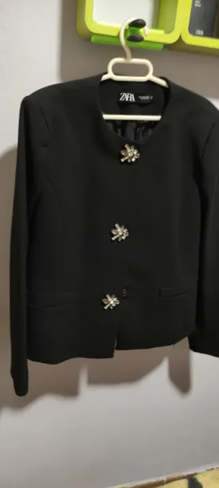 Chaqueta ZARA negra con adornos plateados