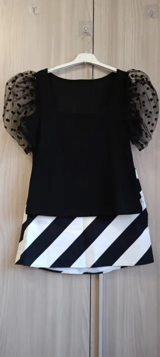 Minigonna a righe e top nero tg M