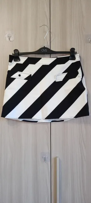 Minigonna a righe e top nero tg M