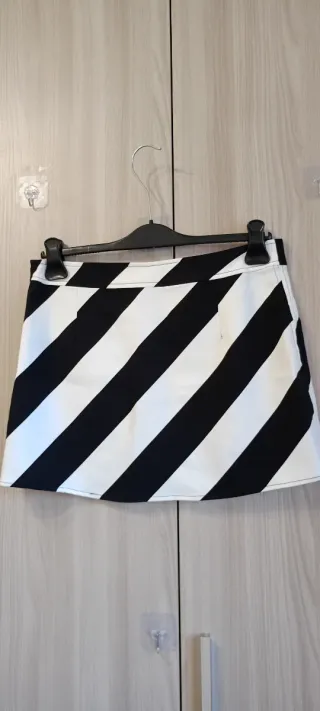 Minigonna a righe e top nero tg M