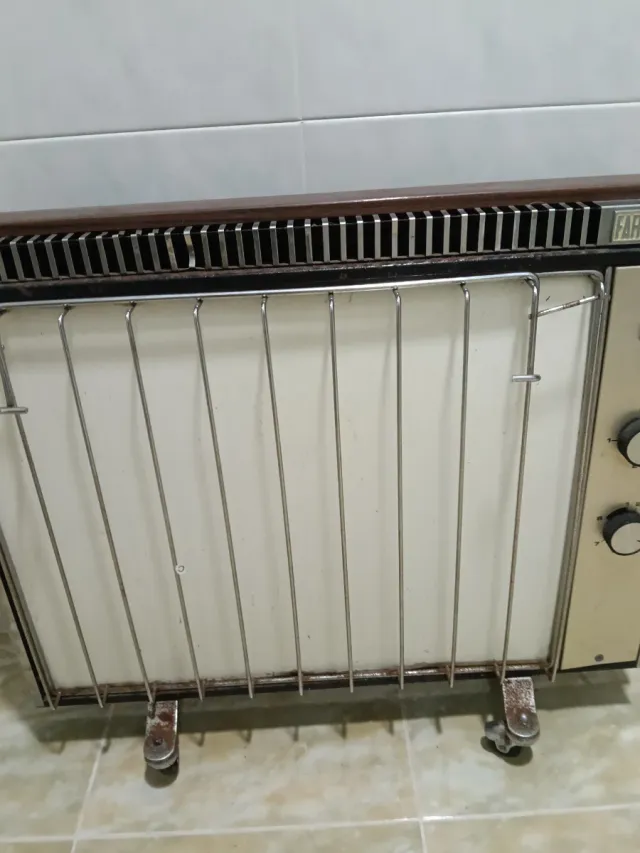 Estufa Eléctrica Beige y Marrón