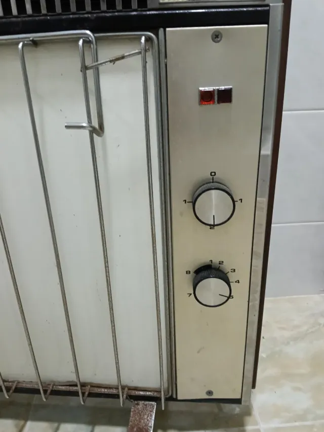 Estufa Eléctrica Beige y Marrón