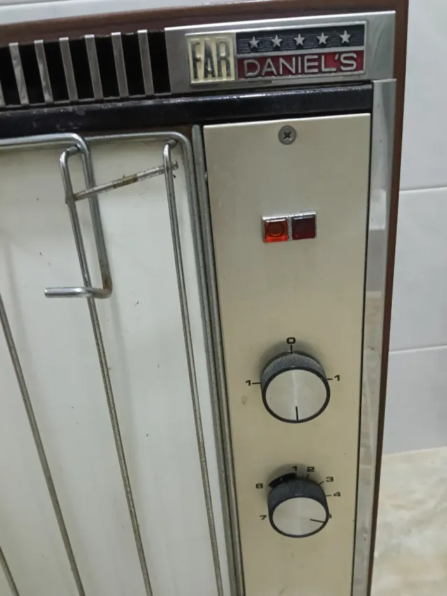 Estufa Eléctrica Beige y Marrón