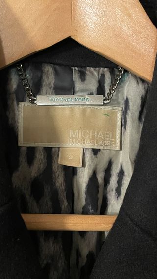 Elegante abrigo Michael Kors de lana negro