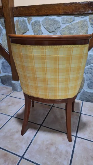 Sillón vintage tela cuadros amarillo madera