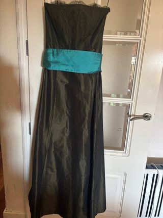 Vestido largo verde oliva con fajín turquesa