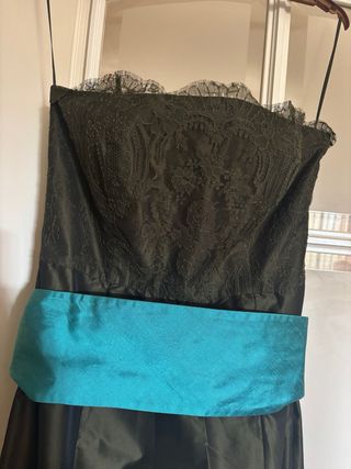 Vestido largo verde oliva con fajín turquesa