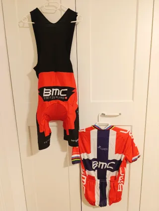 Conjunto de maillot y culotte ciclismo marca BMC.