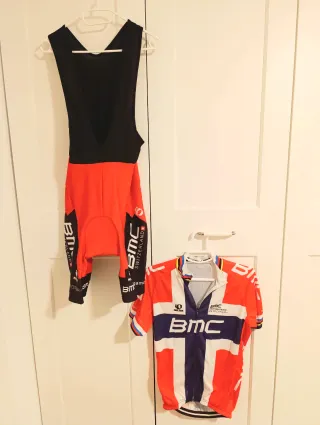 Conjunto de maillot y culotte ciclismo marca BMC.