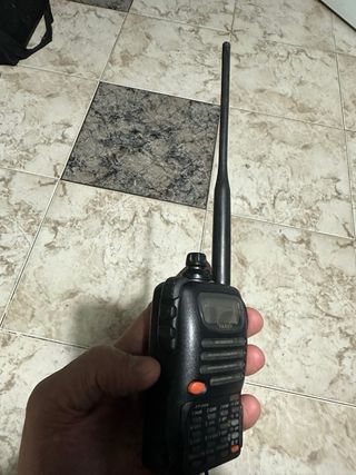 YAESU FT-50R funciona perfectamente muy cuidado.