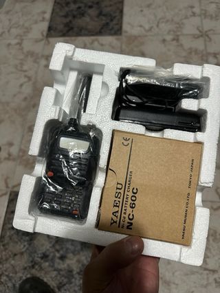 YAESU FT-50R funciona perfectamente muy cuidado.