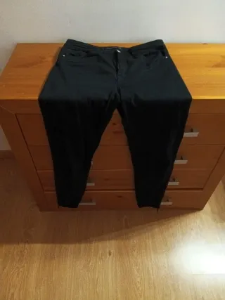 Pantalón vaquero negro Stradivarius Talla 44