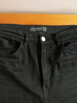 Pantalón vaquero negro Stradivarius Talla 44