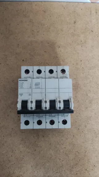 Interruptor Siemens 4x32A 5SJ66 MCB