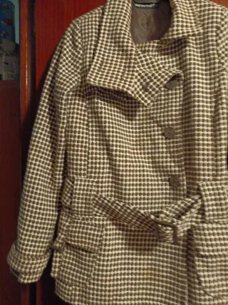 Abrigo corto mujer cuadros beige y marrón