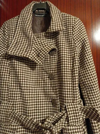 Abrigo corto mujer cuadros beige y marrón