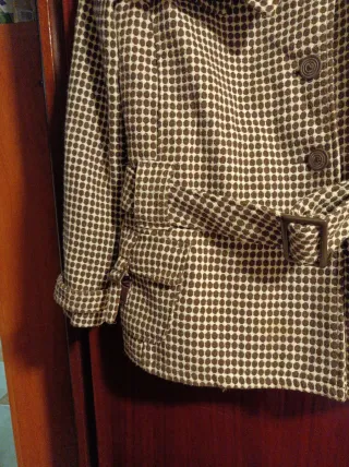 Abrigo corto mujer cuadros beige y marrón