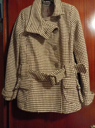 Abrigo corto mujer cuadros beige y marrón