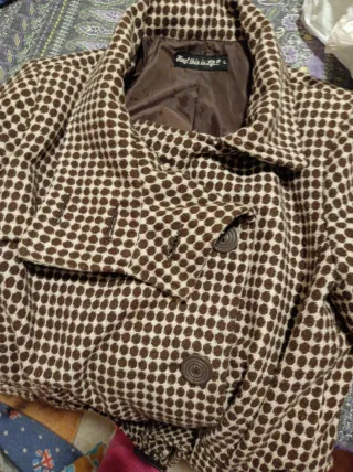 Abrigo corto mujer cuadros beige y marrón