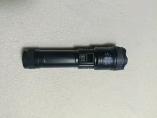 Linterna LED Negra Zoom