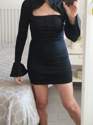 Vestido corto negro con escote