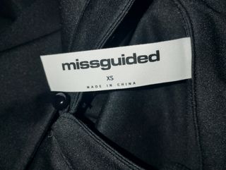 Vestido corto negro con escote