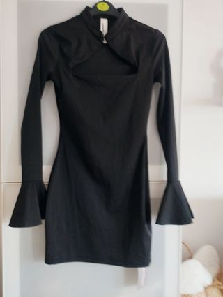 Vestido corto negro con escote